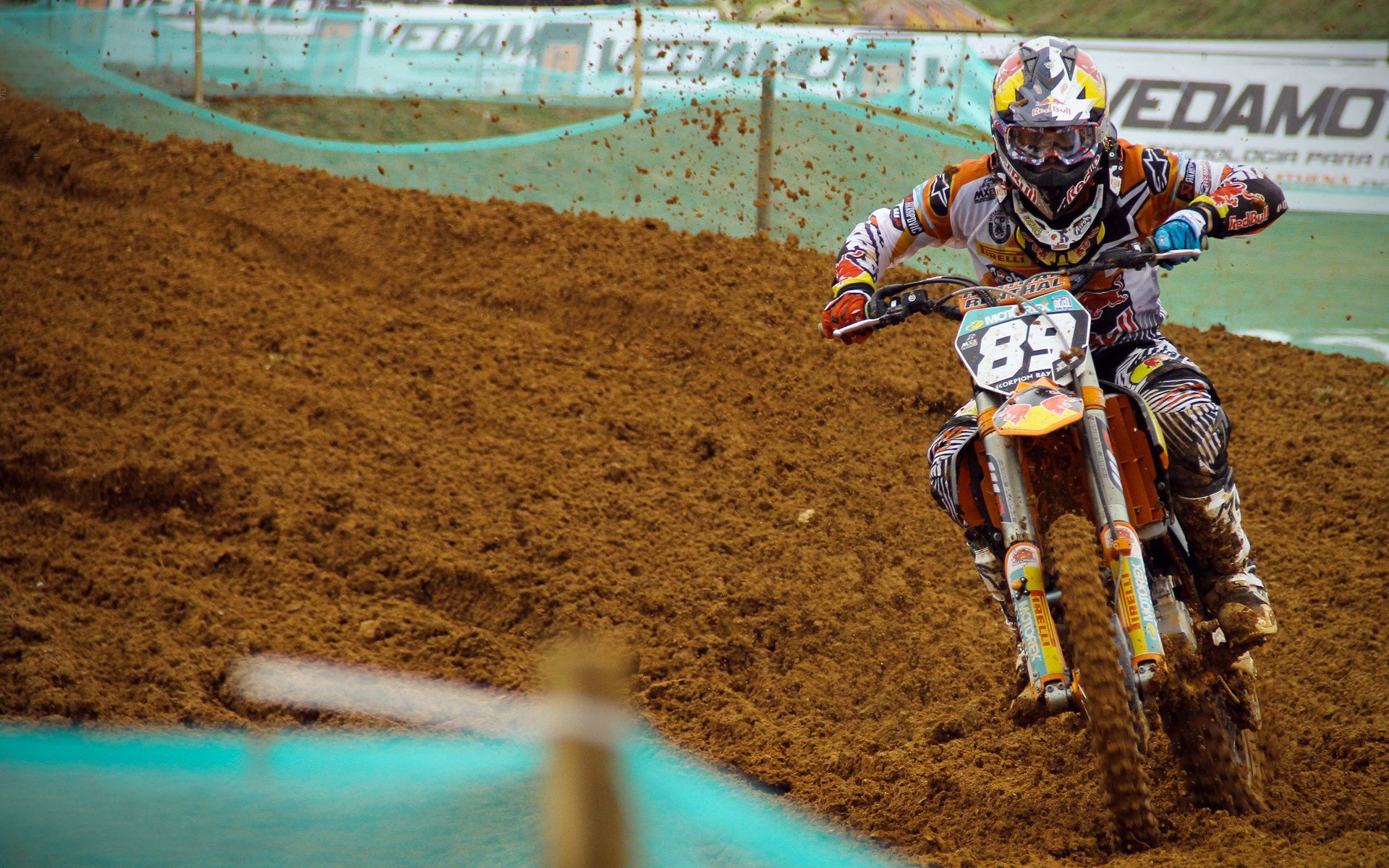 哈兰德的射门选择越来越趋于智慧而非简单力量释放，哈兰德脚下技术